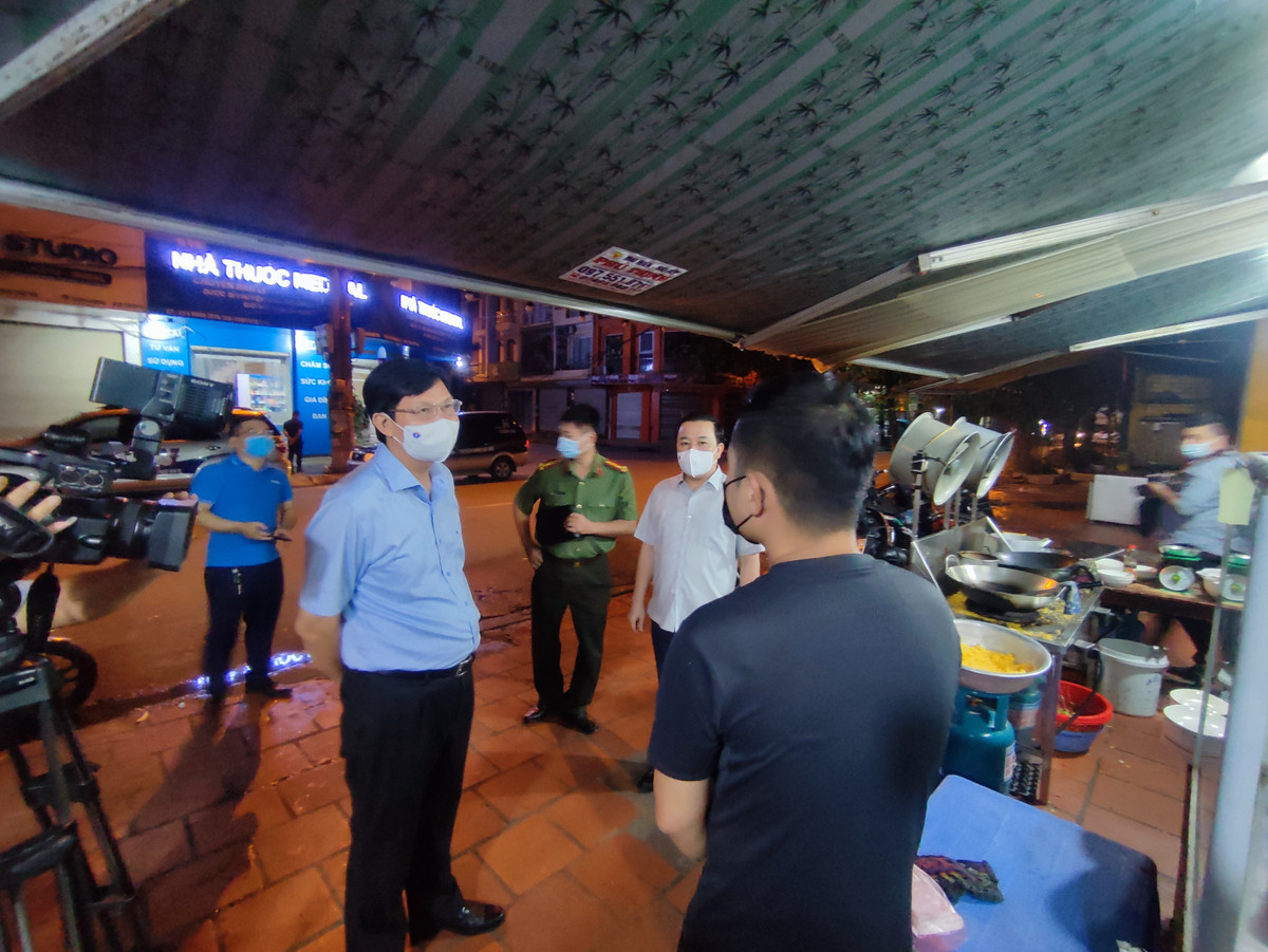 Lúc kiểm tra, quán vẫn mở cửa và có khách đang ăn.