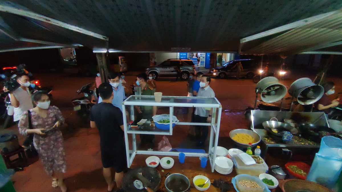 Tại quận Hoàng Mai, vào 22h10 phút, Phó Chủ tịch UBND TP đã kiểm tra đột xuất và nhắc nhở quán phở bò Nam Định tại địa chỉ C63, Lô 6, phố Đền Lừ (phường Hoàng Văn Thụ, quận Hoàng Mai) về việc thực hiện thu dọn bếp, bàn ghế và đóng cửa trước 21h.