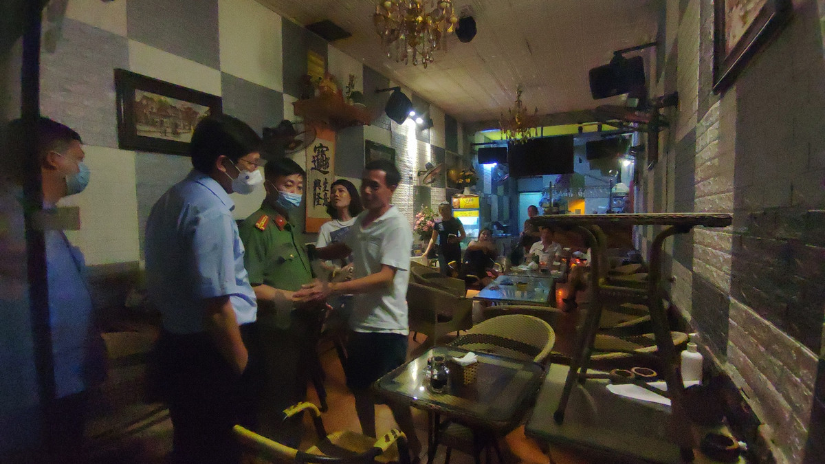 Phó Chủ tịch UBND TP đã yêu CAP Hàng Bông xử lý nghiêm các vi phạm. Đoàn kiểm tra cũng tiến hành kiểm tra hành chính 1 cơ sở kinh doanh karaoke trên tuyến phố này.