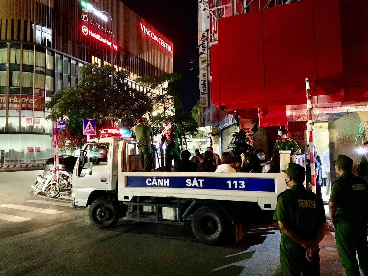 Vào thời điểm kiểm tra, bên trong quán có khoảng 30 người đang tụ tập hát karaoke.