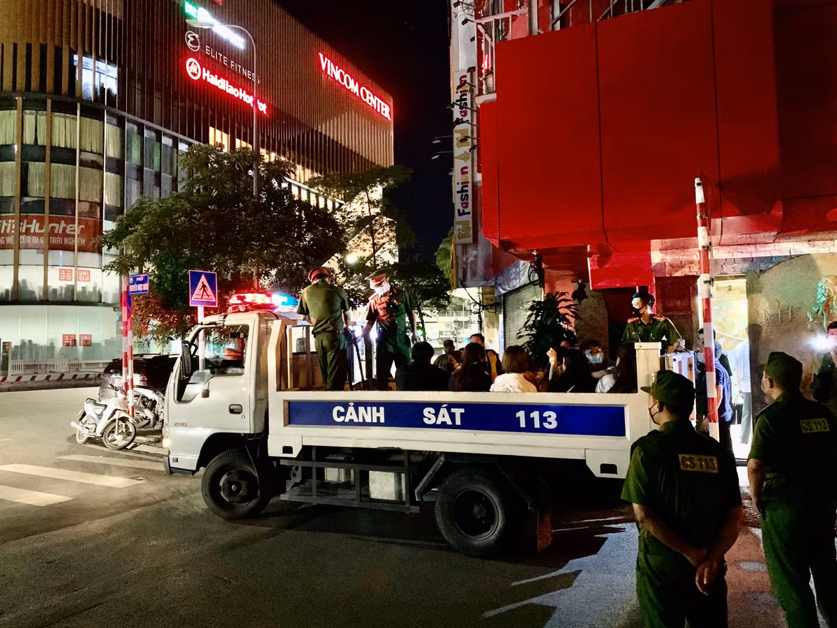 Vào thời điểm kiểm tra, bên trong quán có khoảng 30 người đang tụ tập hát karaoke.