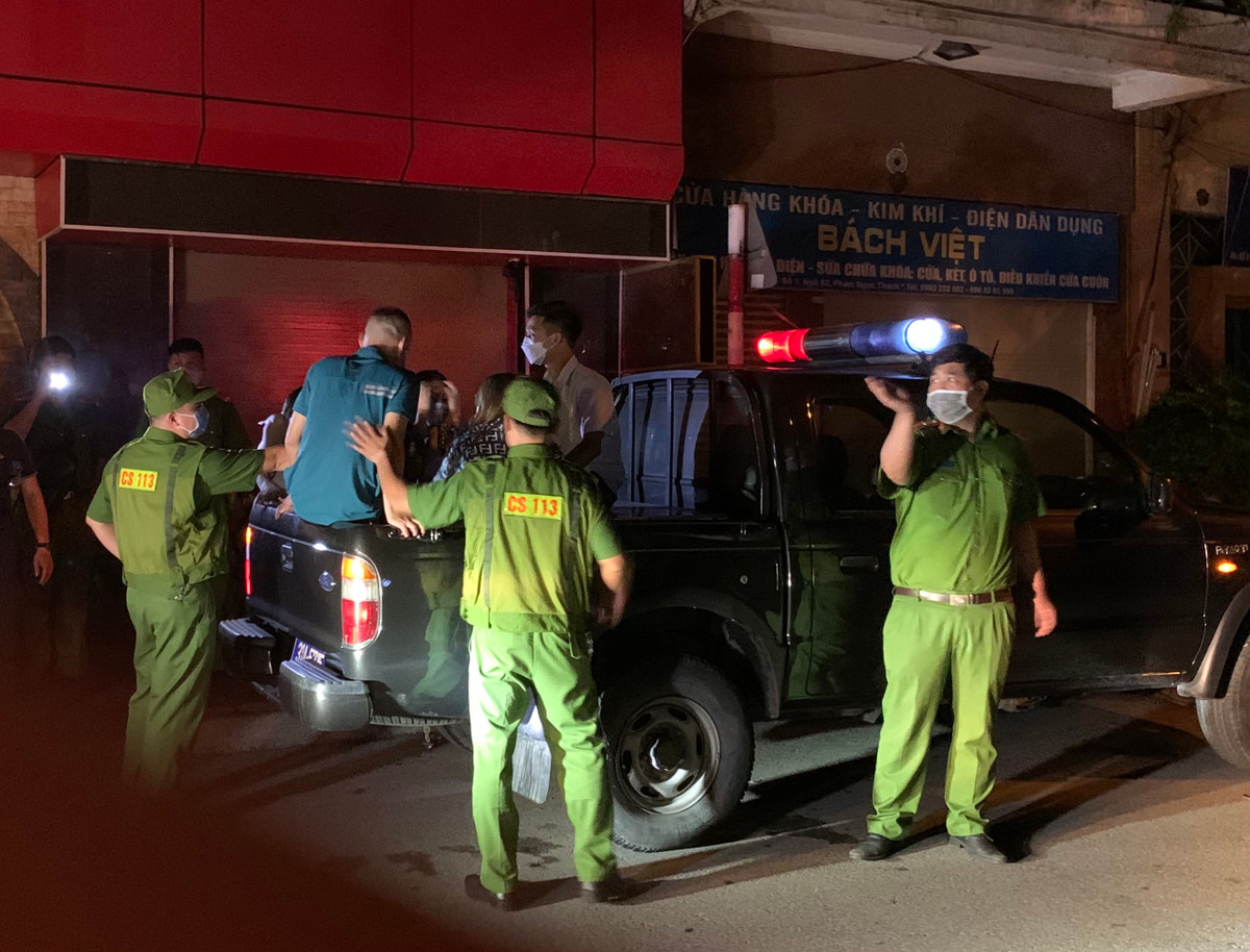 Một người dân sống gần đây cho biết, quán karaoke này vẫn âm thầm hoạt động trong mùa dịch nhưng do cách âm tốt nên ít người phát hiện ra.