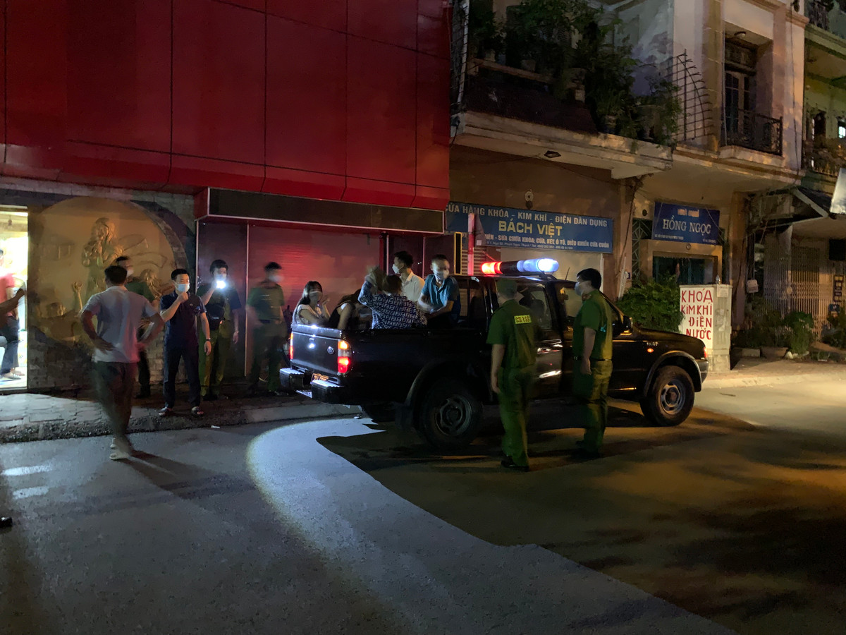 Lực lượng chức năng đã nhanh chóng tiếp cận và yêu cầu các đối tượng này quay lại quán để làm việc.