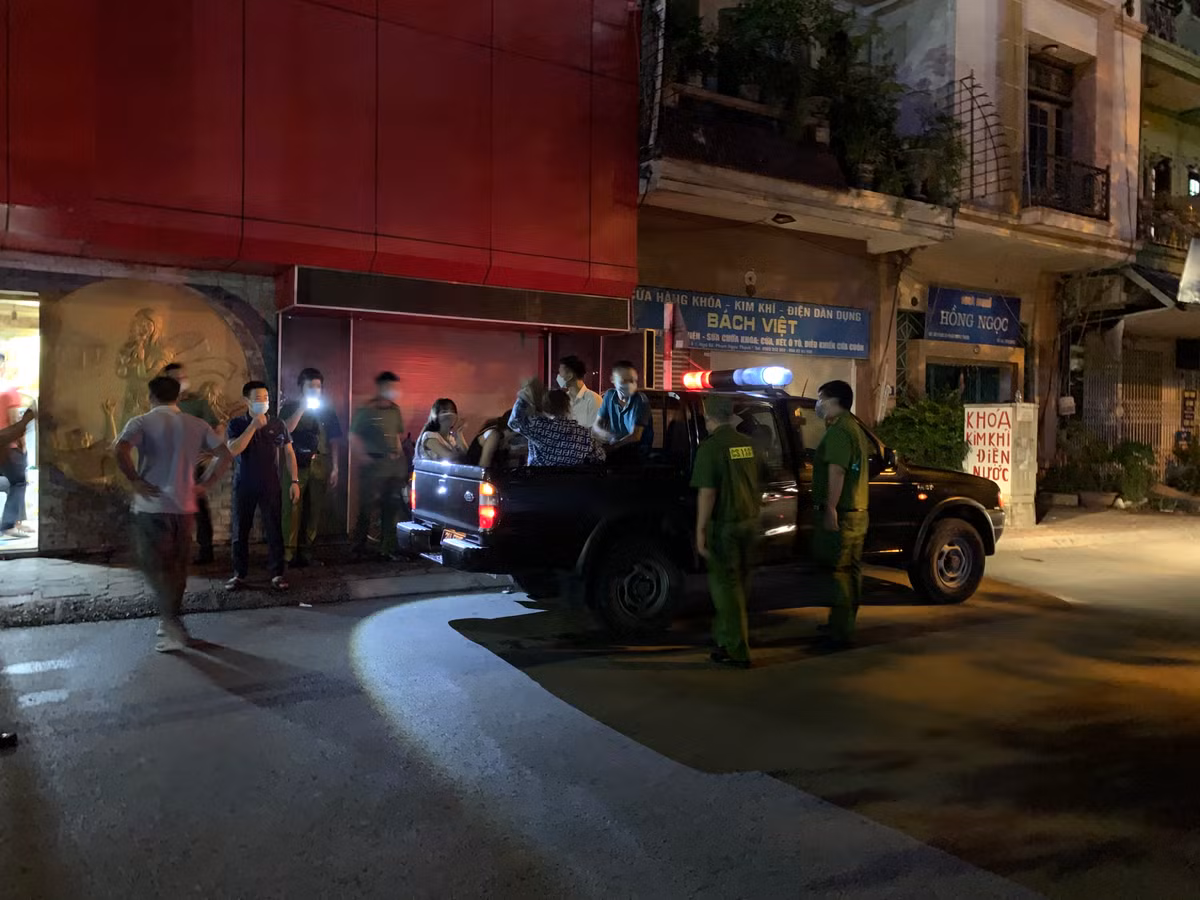 Lực lượng chức năng đã nhanh chóng tiếp cận và yêu cầu các đối tượng này quay lại quán để làm việc.