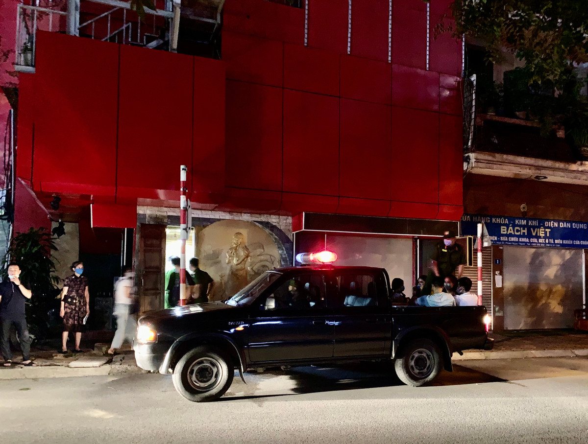 Đáng chú ý, trong lúc lực lượng chức năng đang tiến hành lập biên bản, nhiều đối tượng đã phá “chuồng cọp” trèo sang mái nhà bên cạnh để trốn thoát.