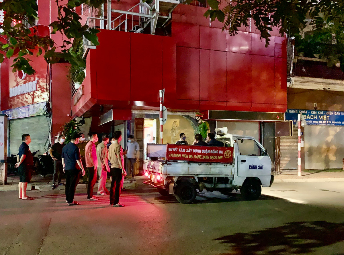 Sau khi lấy lời khai tại chỗ, hàng chục "dân chơi" đã được đưa về Công an phường Trung Tự (quận Đống Đa) để tiếp tục làm việc.