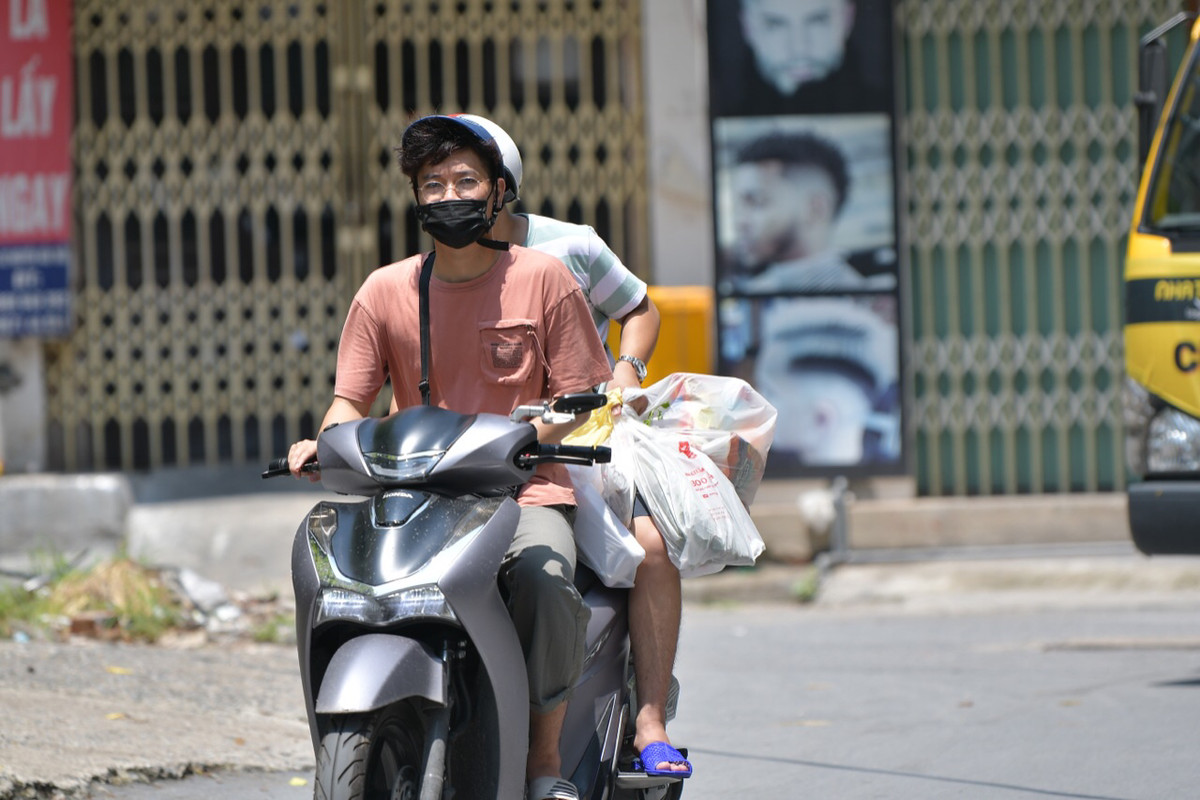 Nhiều người tranh thủ ngày nghỉ đi mua thực phẩm trong thời gian giãn cách.