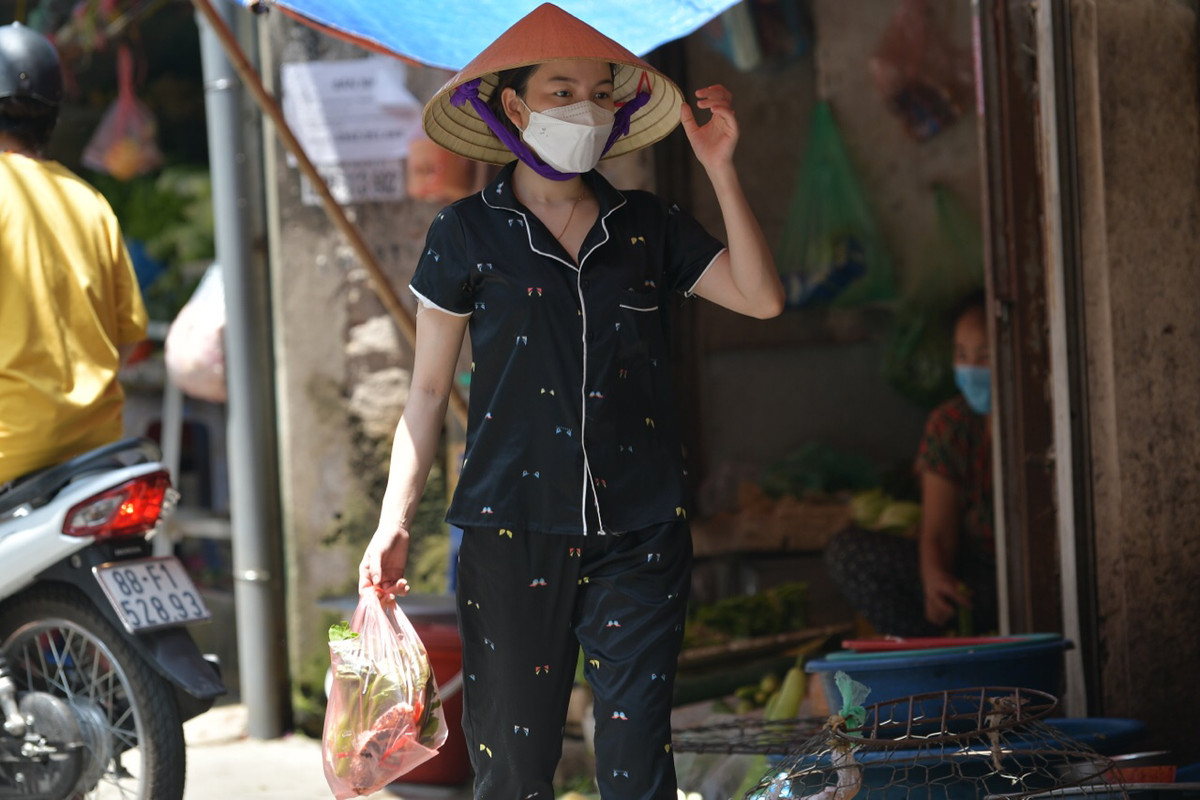 Người dân đi chợ vẫn chủ động nghiêm chỉnh chấp hành việc đeo khẩu trang nơi đông người.