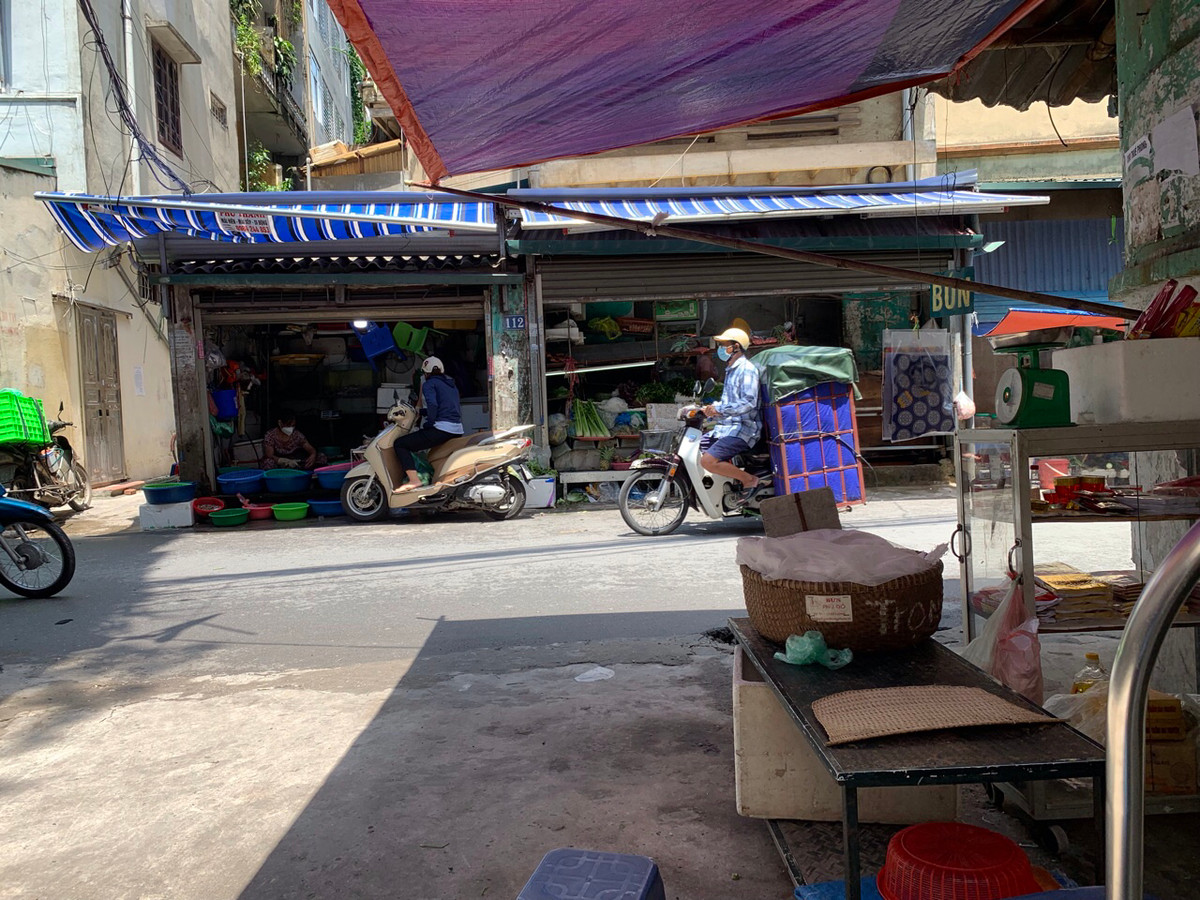 Từ sáng sớm nay (24/7), Hà Nội chính thức áp dụng theo nguyên tắc Chỉ thị 16 của Thủ tướng Chính phủ về giãn cách xã hội, phòng chống COVID-19.