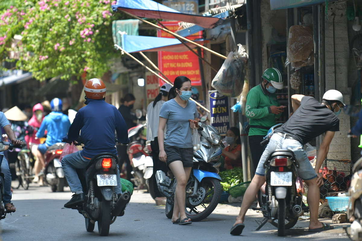 Tuy nhiên, tại các chợ xanh, chợ tạm trên địa bàn Thành phố vẫn rất đông đúc, nhộn nhịp.