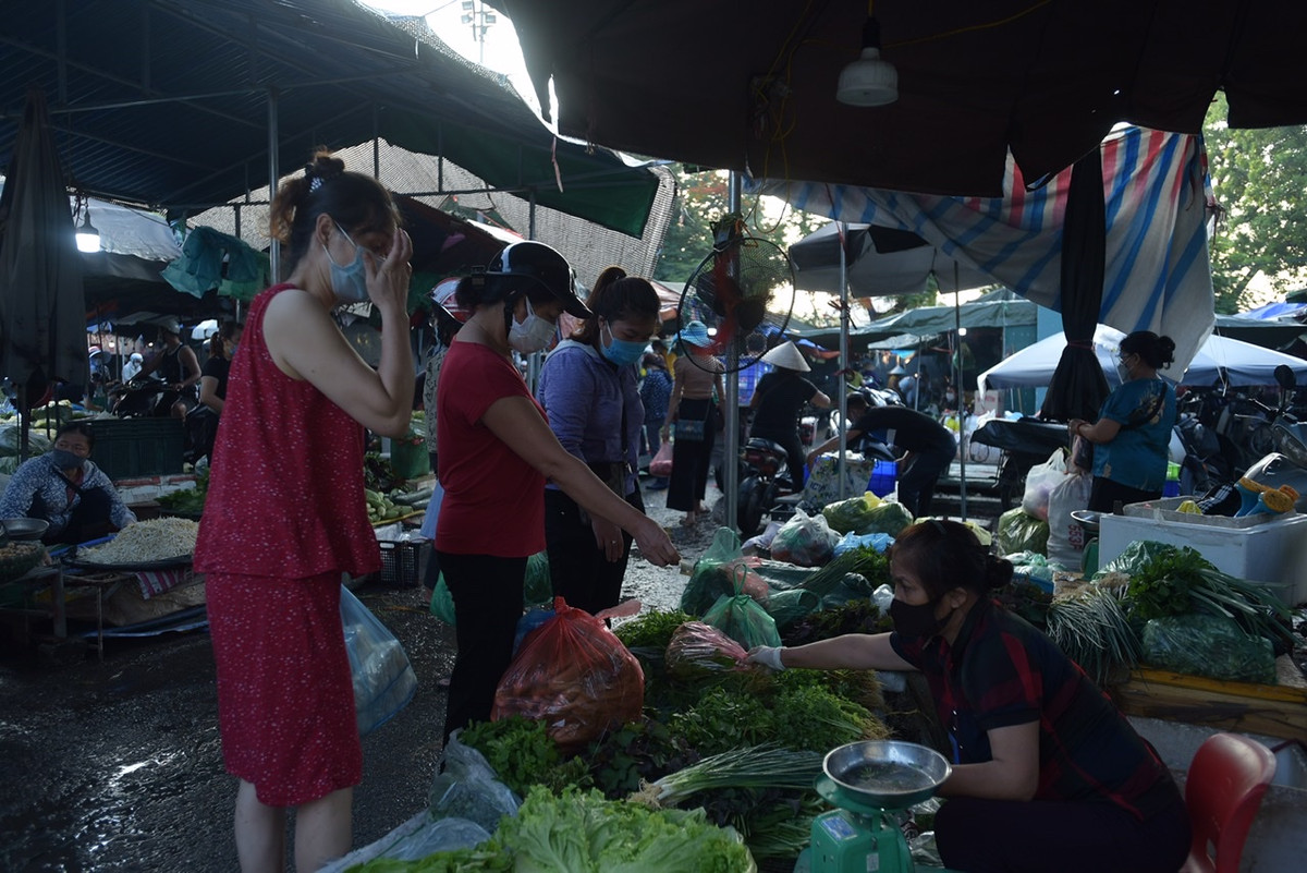 Mặt hàng thực phẩm như rau, thịt cá vẫn đắt hàng nhất. Tại các chợ xanh trong sáng nay giá rau xanh cơ bản đều tăng so với những ngày trước.
