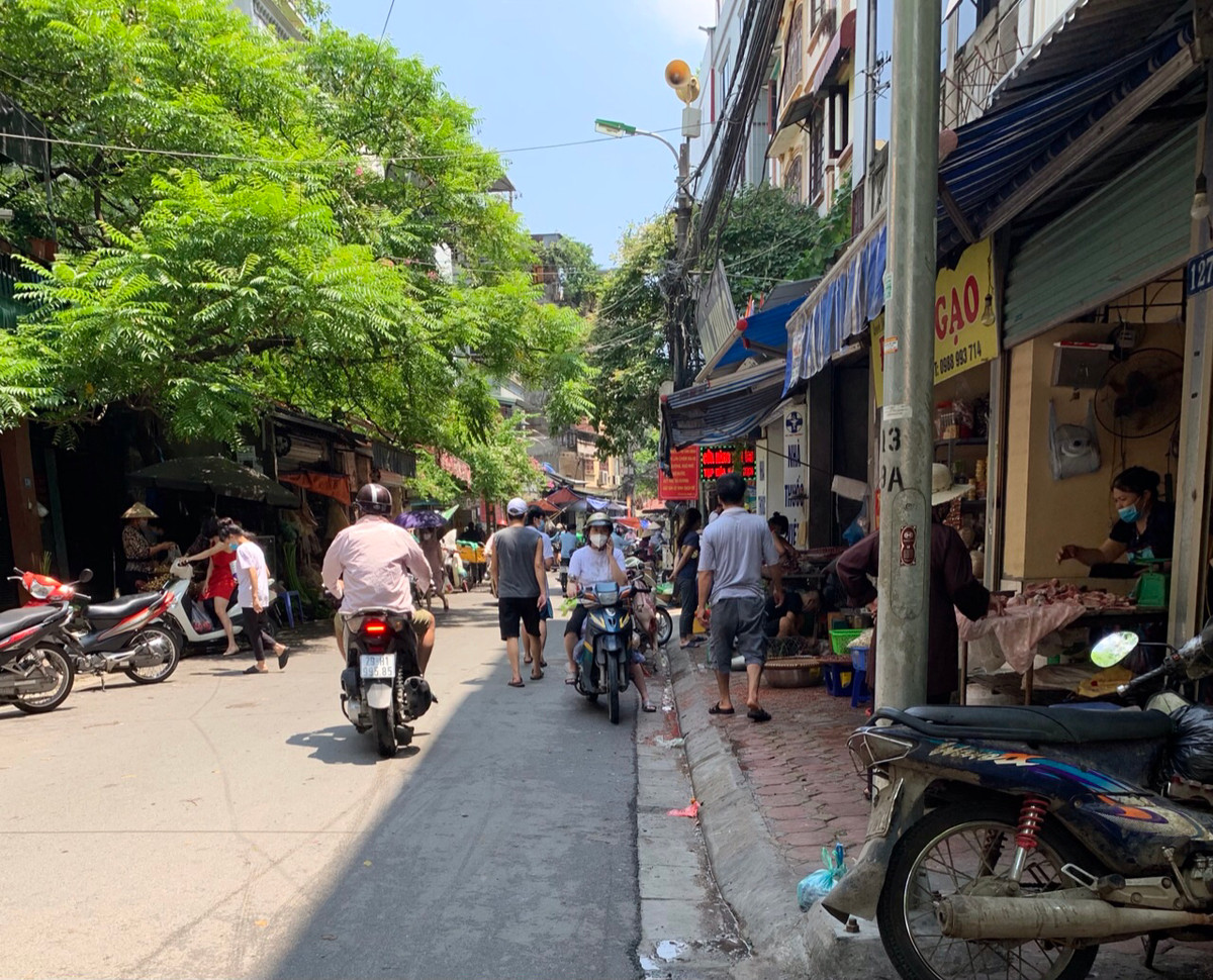 Theo ghi nhận của PV Báo Tri thức và Cuộc sống, các chợ tạm gần như không có phương pháp giãn cách nào với người mua hàng.