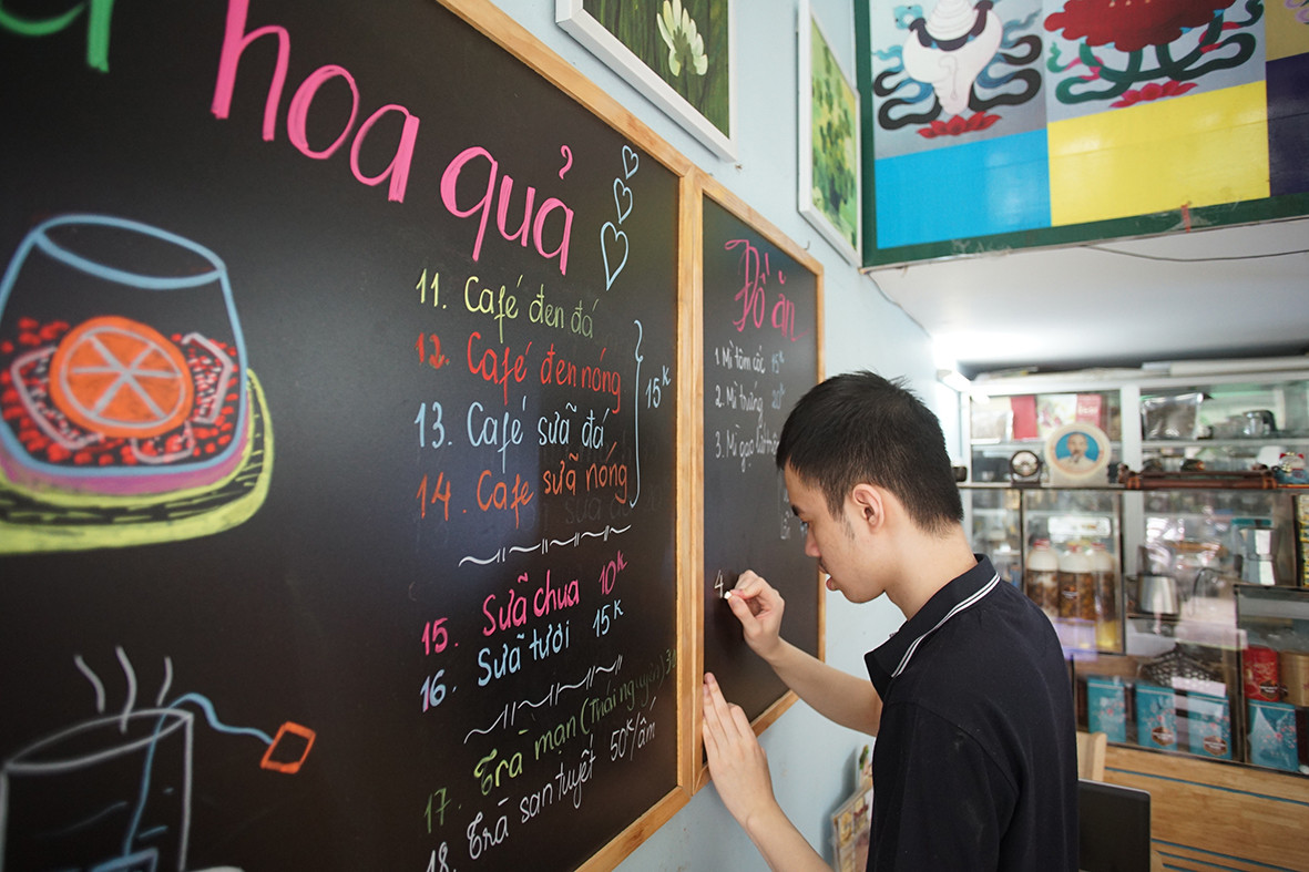 Quán trà của Trung tâm Nghiên cứu và Hỗ trợ hòa nhập VKAGBE nằm ngõ nhỏ phố Hoàng Minh Giám (quận Thanh Xuân, Hà Nội) có vẻ bề ngoài không khác gì một quán cafe bình thường.