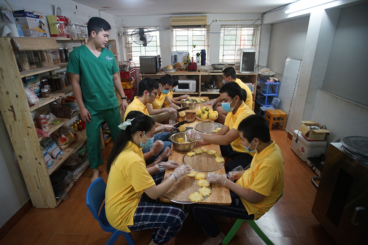 Anh Trường Thọ - giảng viên của Trung tâm VKAGBE cho biết, quán trà lấy chính các bạn nhỏ mắc bệnh tự kỷ để đào tạo nghề và làm việc cho quán.