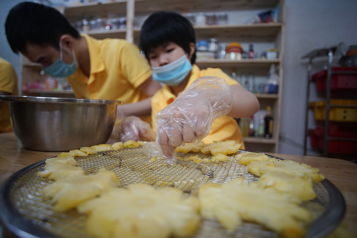 Quán trà thu hút được khách không phải bởi ủng hộ các bạn nhân viên. Đồ uống ở đây được đánh giá tốt, toàn bộ trà hoa quả đều được chính tay các bạn nhỏ làm thủ công.