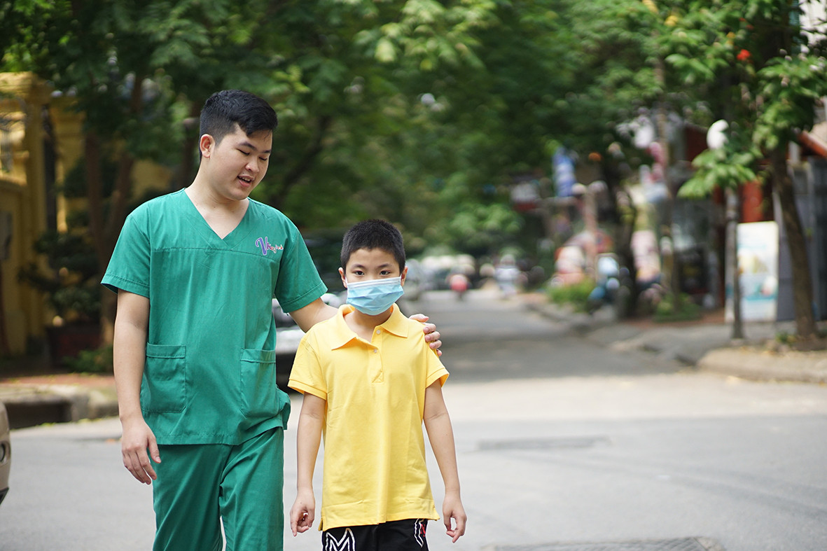 Không chỉ làm phục vụ trong quán, các em nhỏ tự kỷ còn được hướng dẫn đi chợ mua đồ.