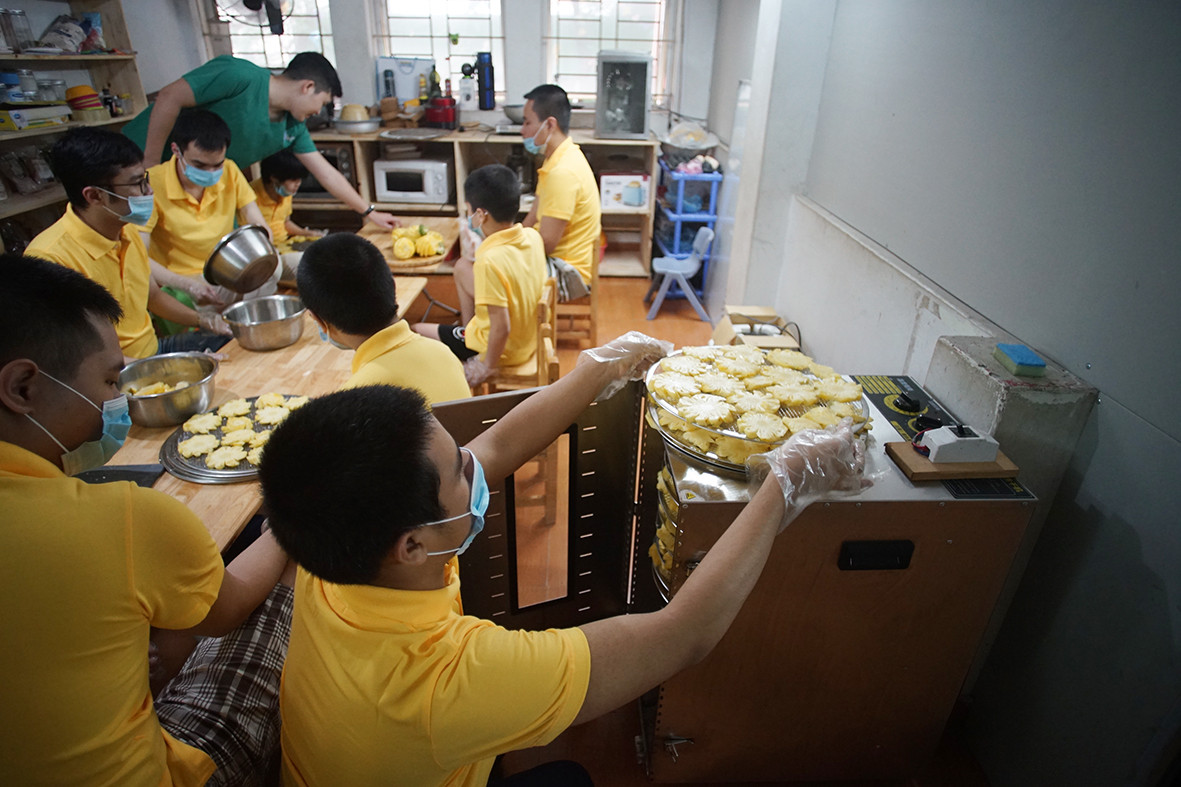 Anh Thọ cho biết thêm, các bạn nhỏ tự kỷ có một thế mạnh rất lớn là làm việc rập khuôn như một cỗ máy. Chính vì vậy, chỉ cần hướng dẫn cách chế biến thì những lần sau các bạn sẽ đưa ra sản phẩm đúng như vậy.