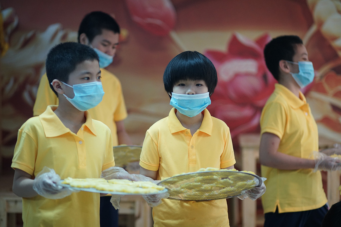 Những nhân viên dễ thương của quán luôn mang lại những câu hỏi thú vị dành cho khách khiến không ít người muốn quay lại quán.