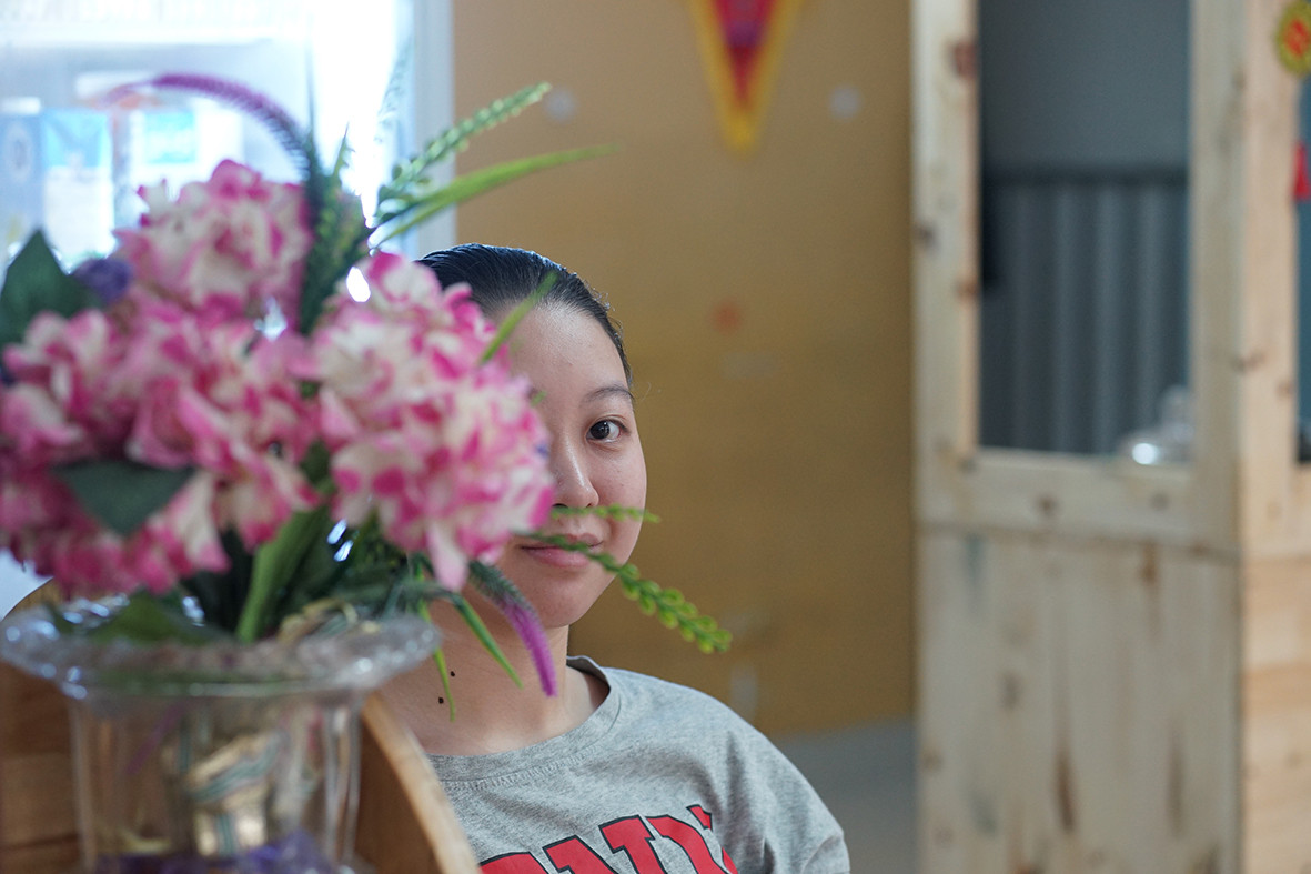 Băng Băng - một nhân viên của quán chỉ ngồi quan sát mọi người, thấy khách uống xong thì lập tức đứng dậy đi thu dọn ly, lau bàn. Nếu khách muốn mua mang về, cô bé nhanh chóng lấy các hộp trà xuống đưa cho khách.