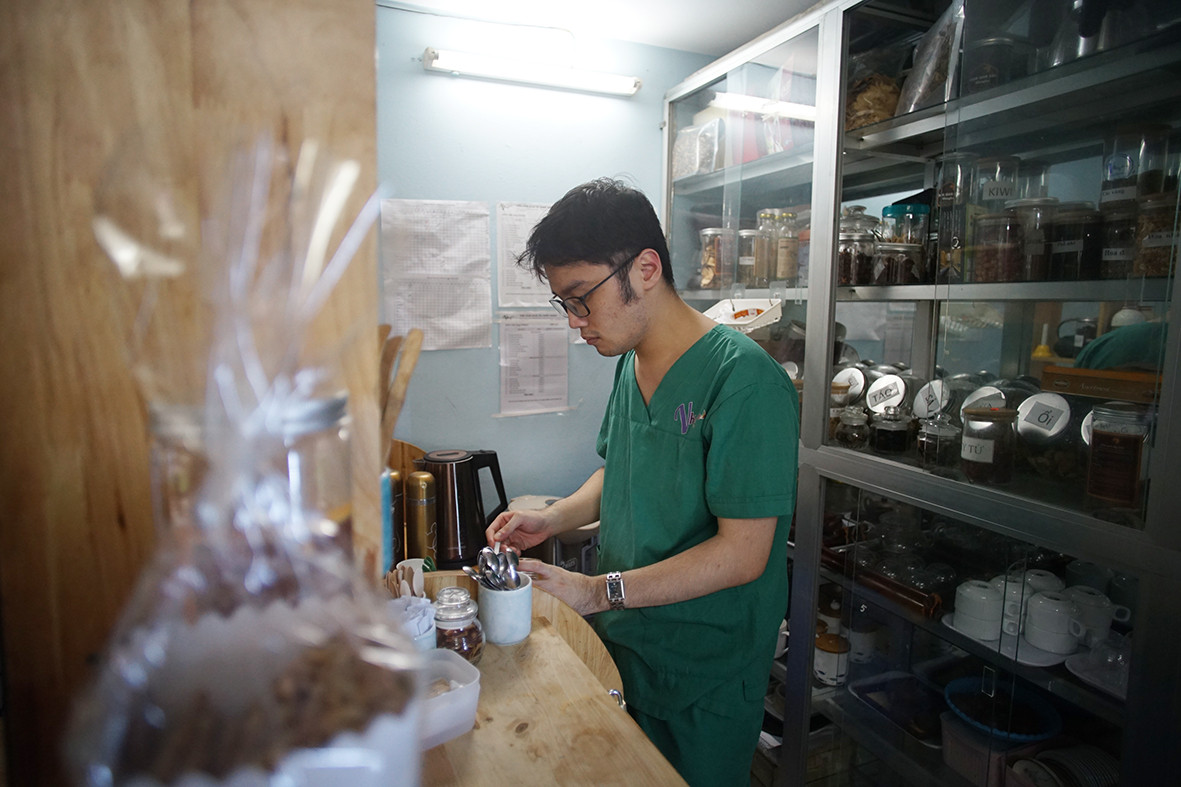 Một nhân viên khác là bạn Trung Hiếu làm nhiệm vụ tiếp đón và giới thiệu thực đơn với khách. Hiếu là trẻ tự kỷ của Trung tâm VKAGBE được đào tạo nghề và hiện đã được quán trà... trả lương hàng tháng.