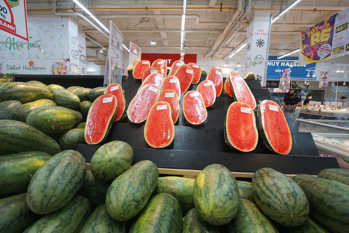 Gian hàng hoa quả khá tươi, khác hoàn toàn hình ảnh tối qua.