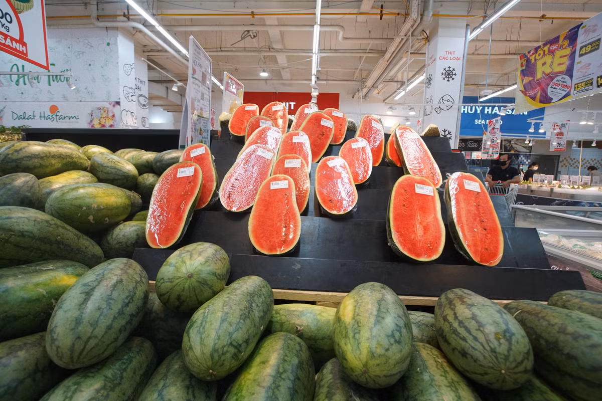 Gian hàng hoa quả khá tươi, khác hoàn toàn hình ảnh tối qua.