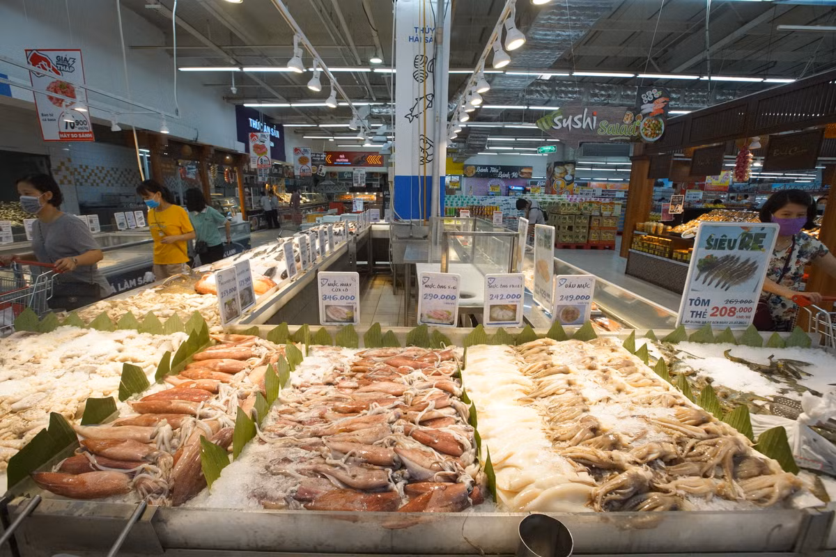 Ngay dau nang muc chong dich, sieu thi Ha Noi day ap rau tuoi, thit ca...-Hinh-2