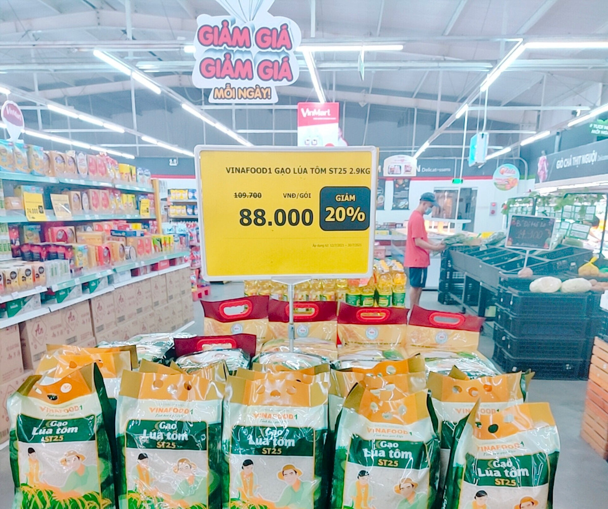 Tại Siêu thị VinMart Đội Cấn, nhiều mặt hàng thực phẩm còn giảm giá, khuyến mại.