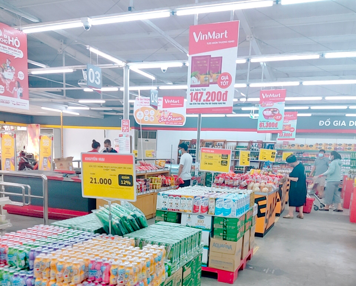 Lượng người mua hàng tại các siêu thị trong sáng nay cũng giảm, không còn cảnh xếp hàng chờ thanh toán.