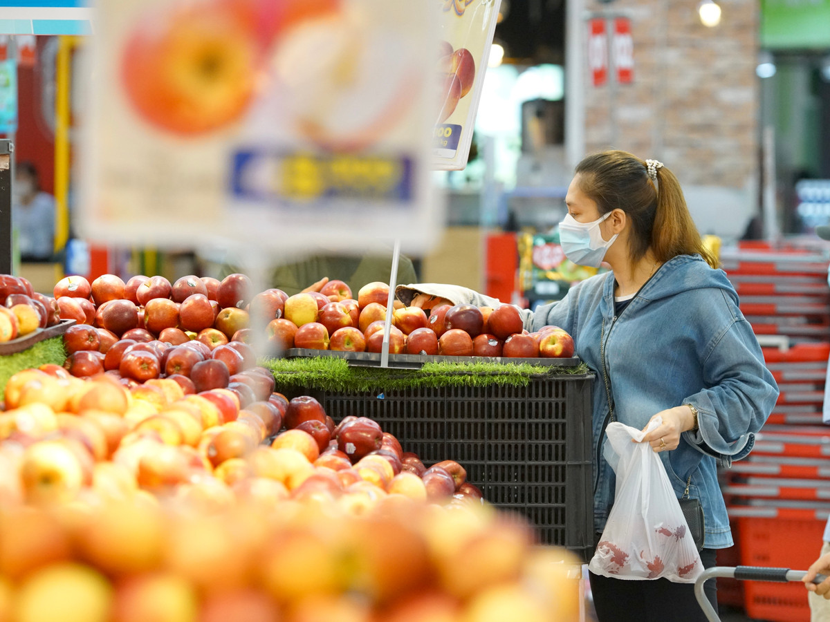 Chị Đặng Phương Thuý (Trung Kính, Hà Nội) cho biết, sáng nay giá rau ở chợ có tăng nên đã vào siêu thị mua đồ và thấy bất ngờ khi mặt hàng nhiều, giá lại không tăng.