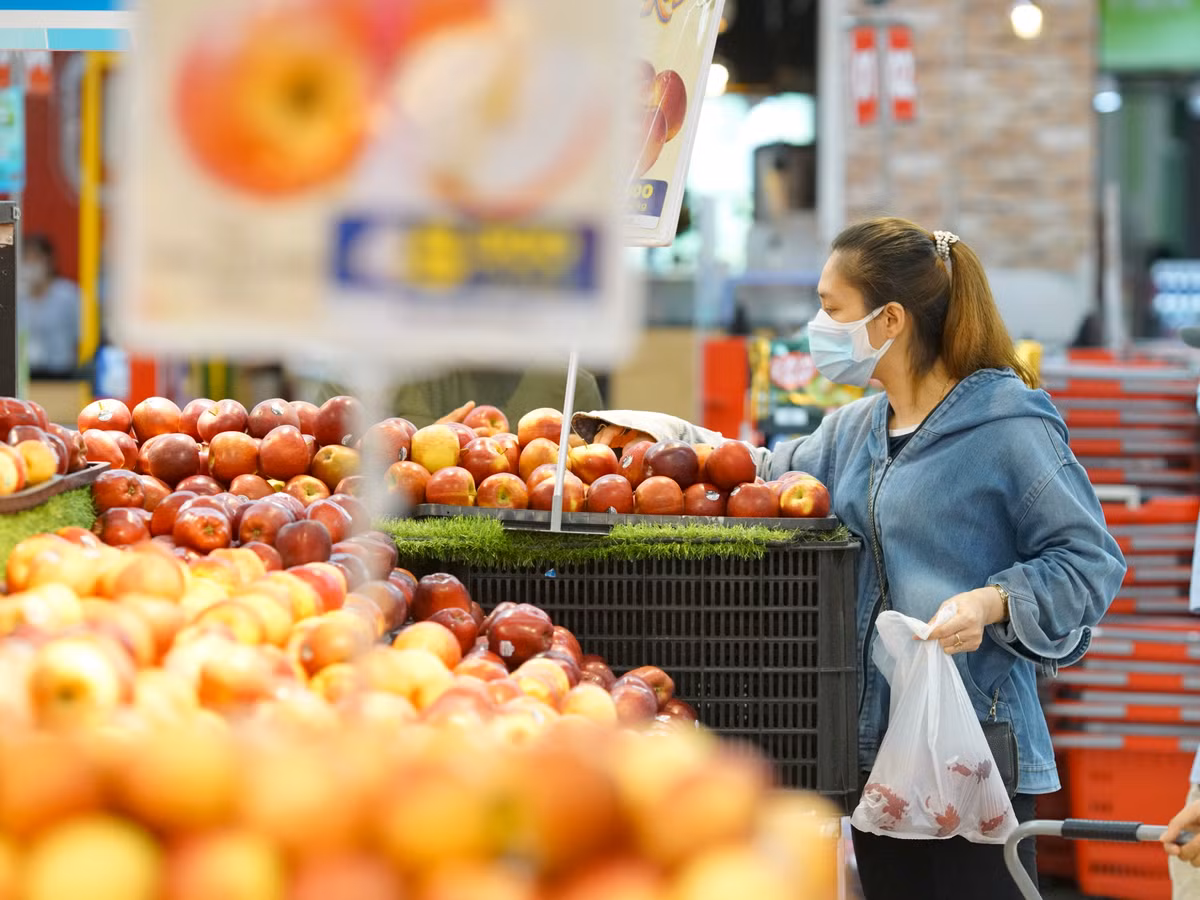 Chị Đặng Phương Thuý (Trung Kính, Hà Nội) cho biết, sáng nay giá rau ở chợ có tăng nên đã vào siêu thị mua đồ và thấy bất ngờ khi mặt hàng nhiều, giá lại không tăng.