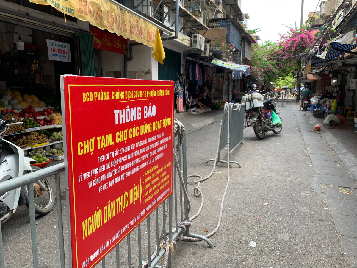 Trong khi đó, các chợ dân sinh, chợ cóc cũng có thông báo tạm nghỉ, không bán hàng.