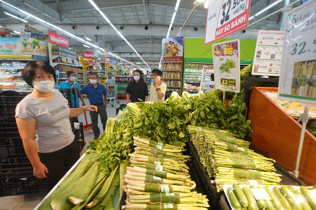 Theo ghi nhận của PV báo Tri thức và Cuộc sống, các siêu thị như VinMart (281 Đội Cấn), BRG (Ngọc Khánh), BigC (Trần Duy Hưng) đã được bổ sung đầy đủ hàng hoá phục vụ người dân.