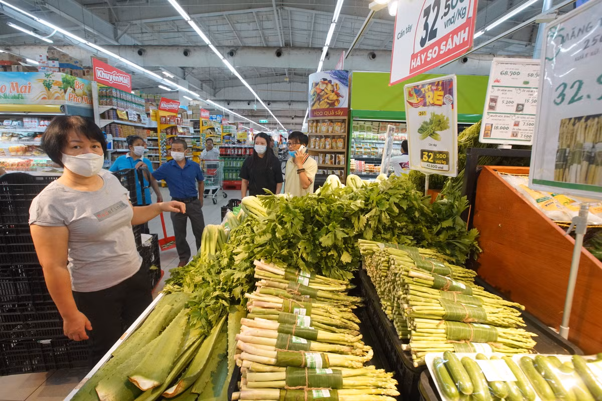 Theo ghi nhận của PV báo Tri thức và Cuộc sống, các siêu thị như VinMart (281 Đội Cấn), BRG (Ngọc Khánh), BigC (Trần Duy Hưng) đã được bổ sung đầy đủ hàng hoá phục vụ người dân.