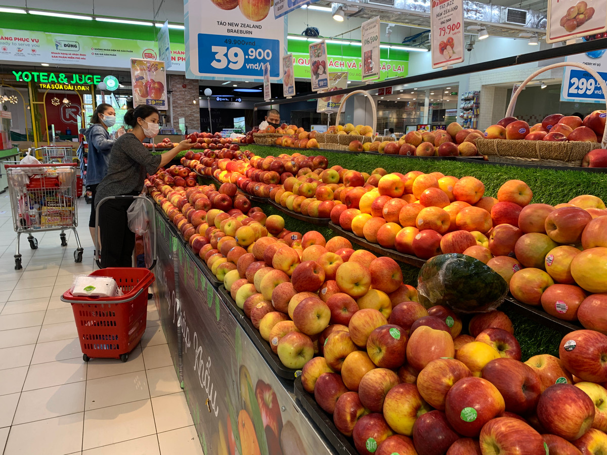 Tuy nhiên, trong sáng nay, tất cả các siêu thị, cửa hàng bán lẻ trên địa bàn Thành phố đã đầy ắp hàng hoá, thực phẩm.