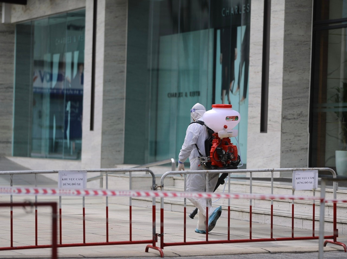 Lực lượng chức năng đã khoanh vùng toàn bộ khu vực xung quanh toà nhà để tiến hành phun khử khuẩn.