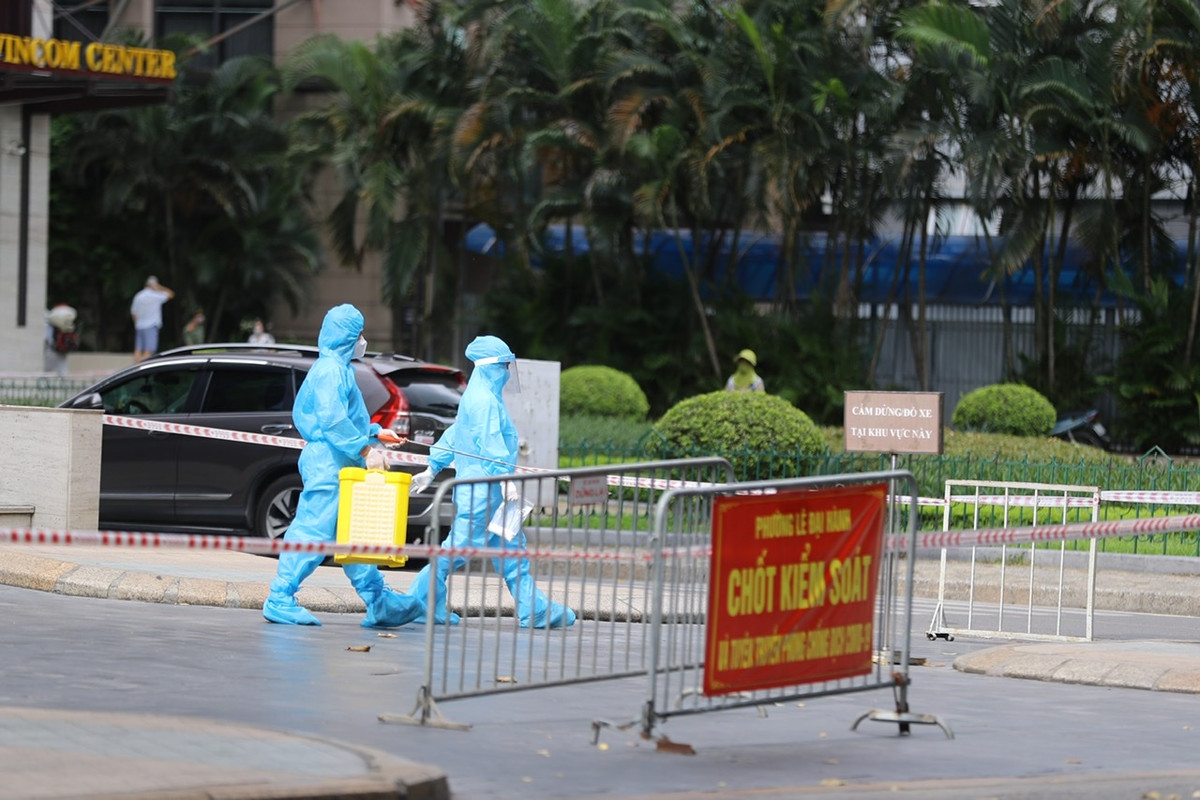 Theo quan sát của PV báo Tri thức và Cuộc sống, lực lượng chức năng đã chặn cả các tuyến đường xung quanh để phun khử khuẩn rộng ra ngoài TTTM.