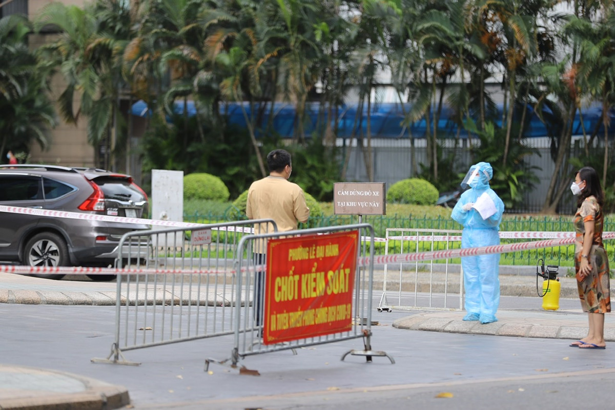 Nguyên nhân được xác định do nhân viên bảo vệ TTTM được CDC Hà Nội công bố là F0.