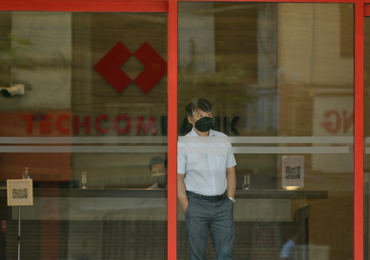 Trong chiều nay, Ngân hàng TechcomBank có trụ sở tại tầng 1 TTTM Vincom Bà Triệu cũng đã phát đi thông báo yêu cầu toàn bộ nhân viên tại đây không rời khỏi vị trí.