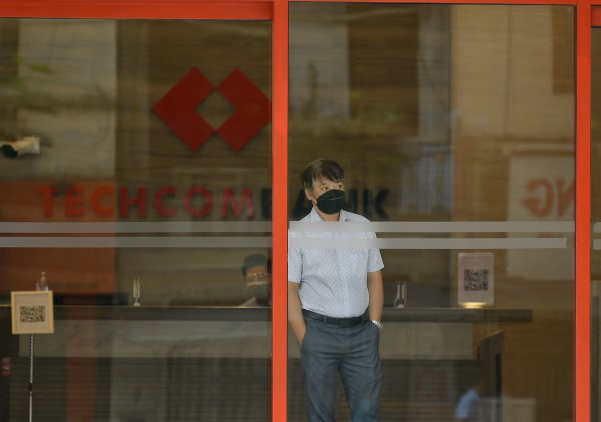 Trong chiều nay, Ngân hàng TechcomBank có trụ sở tại tầng 1 TTTM Vincom Bà Triệu cũng đã phát đi thông báo yêu cầu toàn bộ nhân viên tại đây không rời khỏi vị trí.