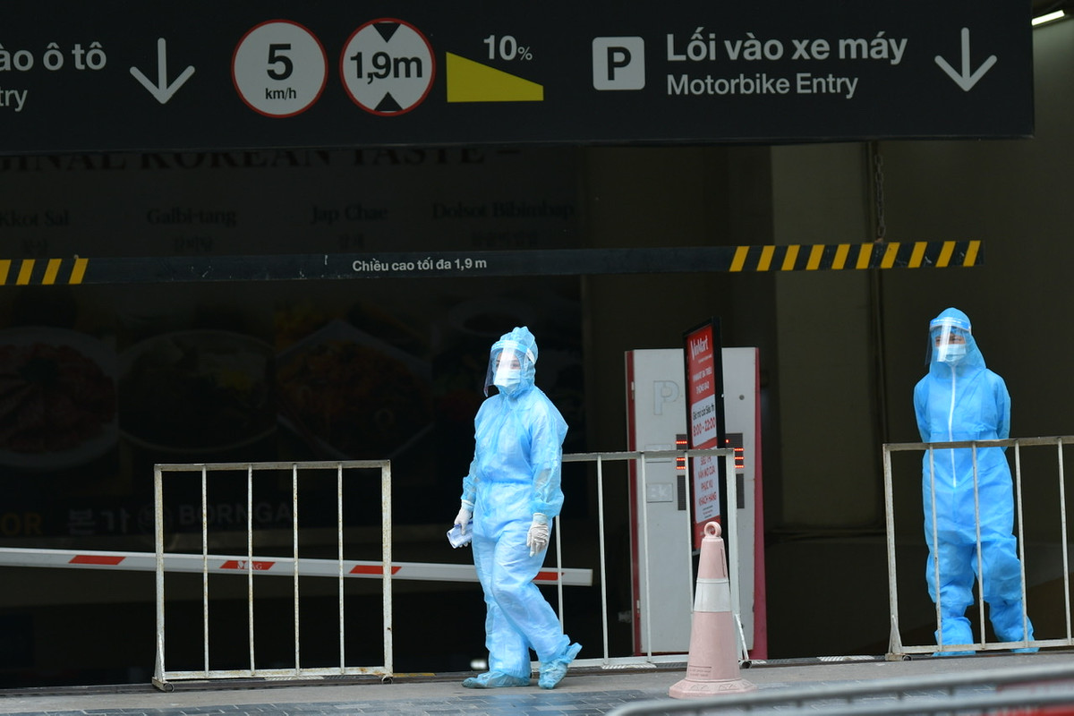 Lần gần đây nhất nhân viên này đến trụ sở Vincom tại địa chỉ 191 Bà Triệu là ngày 26/7. Hiện nhân viên này đang điều trị tại Thạch Thất.