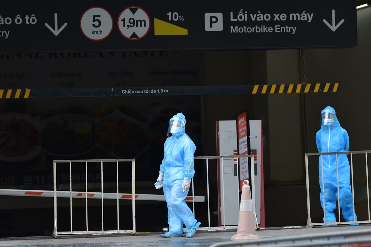 Lần gần đây nhất nhân viên này đến trụ sở Vincom tại địa chỉ 191 Bà Triệu là ngày 26/7. Hiện nhân viên này đang điều trị tại Thạch Thất.