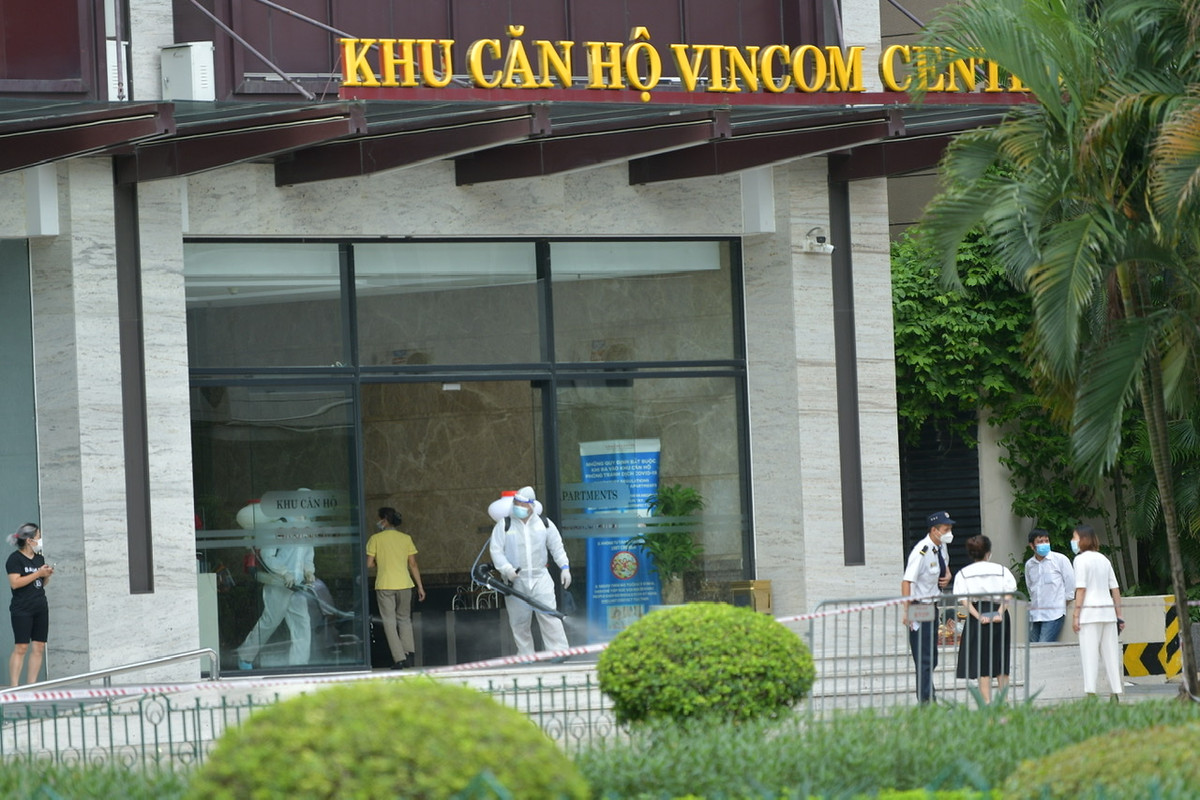 Khu căn hộ của TTTM Vincom cũng được phun khử khuẩn.