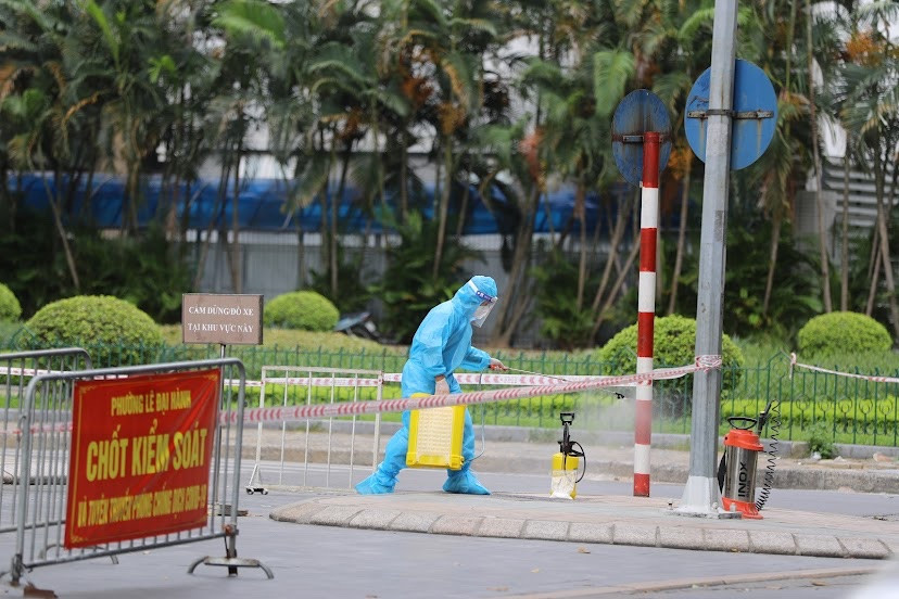 Từng gốc cây, góc phố được phun khử khuẩn.