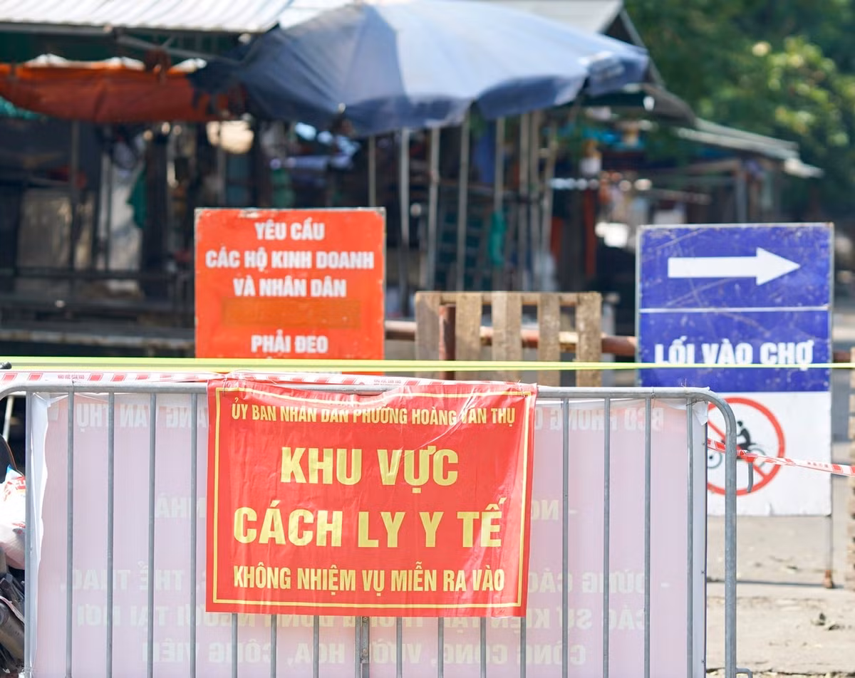 Sáng sớm nay (28/7), chợ đầu mối phía Nam (phường Hoàng Văn Thụ, quận Hoàng Mai) đã bị phong toả, tạm dừng hoạt động.