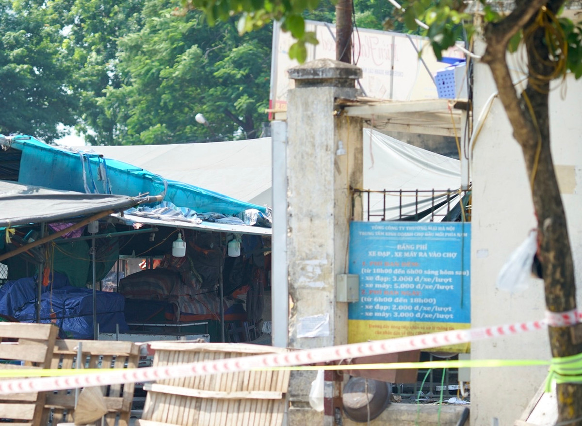 Người này thường trú tại ngõ Gốc Đề (quận Hai Bà Trưng) cùng chồng và 2 con, cháu. Trong 15 ngày gần đây người này chỉ đi chợ rồi về nhà, không ra khỏi Hà Nội.