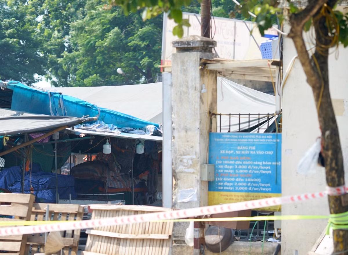 Người này thường trú tại ngõ Gốc Đề (quận Hai Bà Trưng) cùng chồng và 2 con, cháu. Trong 15 ngày gần đây người này chỉ đi chợ rồi về nhà, không ra khỏi Hà Nội.