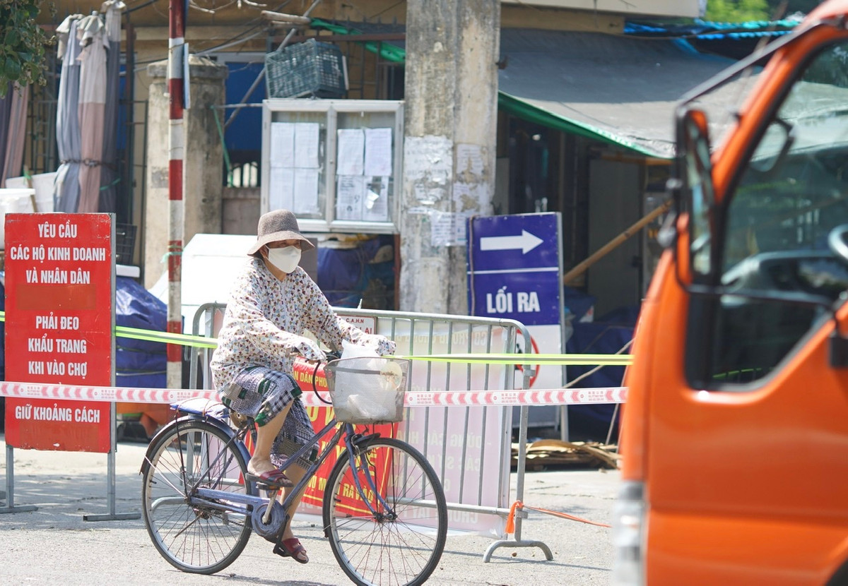 Trước đó, 23h đêm 27/7, UBND phường Hoàng Văn Thụ đã ra thông báo gửi tới Ban Quản lý chợ và các tiểu thương trong chợ đầu mối phía Nam về việc tạm dừng hoạt động do liên quan đến một ca F0.