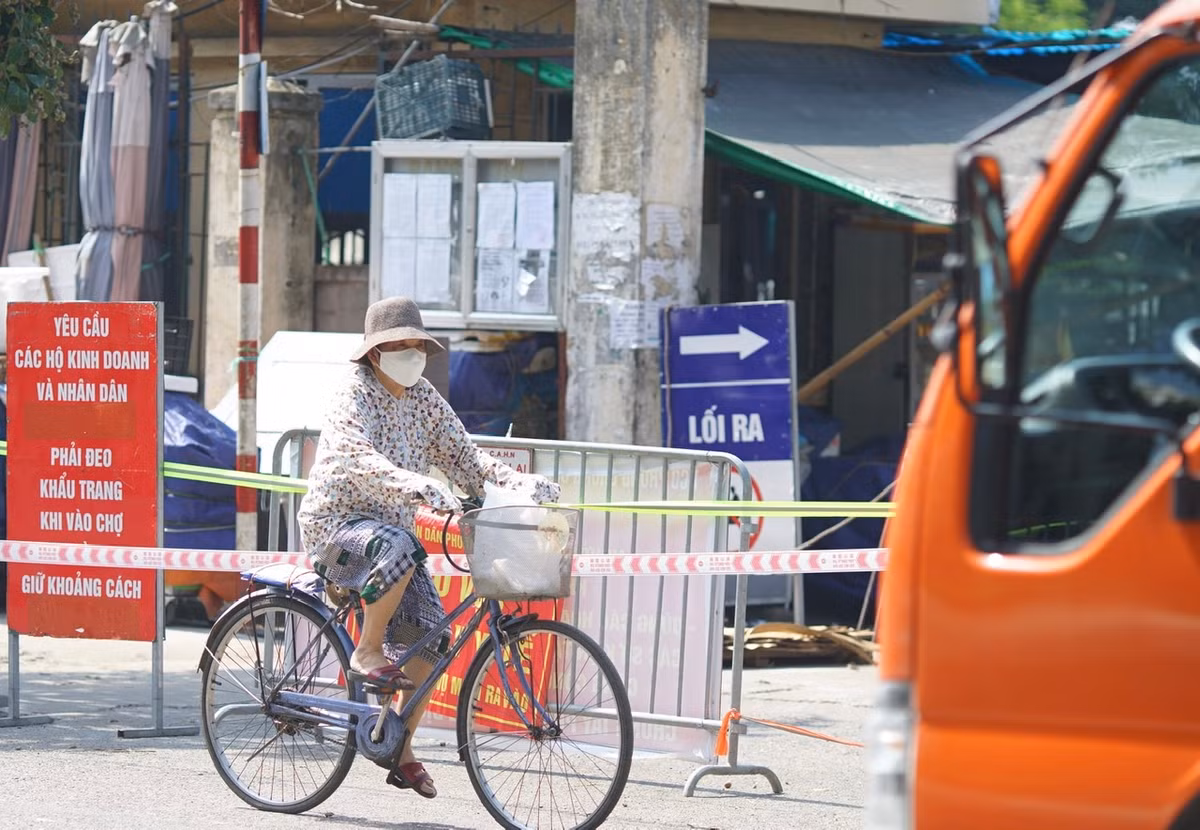 Trước đó, 23h đêm 27/7, UBND phường Hoàng Văn Thụ đã ra thông báo gửi tới Ban Quản lý chợ và các tiểu thương trong chợ đầu mối phía Nam về việc tạm dừng hoạt động do liên quan đến một ca F0.