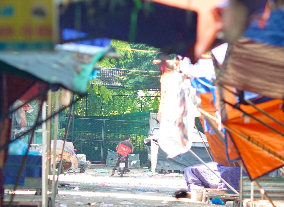 Theo quan sát của PV báo Tri thức và Cuộc sống, trong sáng này bên trong chợ vẫn còn 1-2 người đi thu dọn đồ đạc.